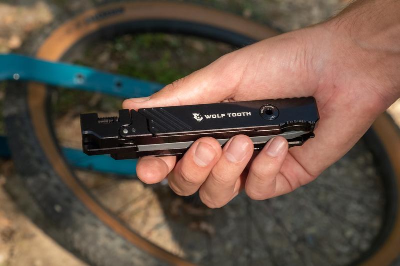 Wolf Tooth 8-bit chainbreaker + utility knife