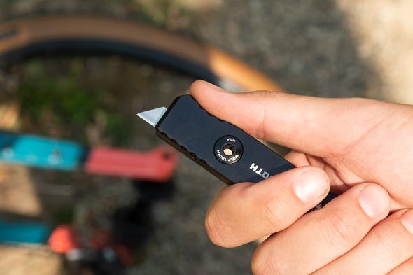 Wolf Tooth 8-bit chainbreaker + utility knife