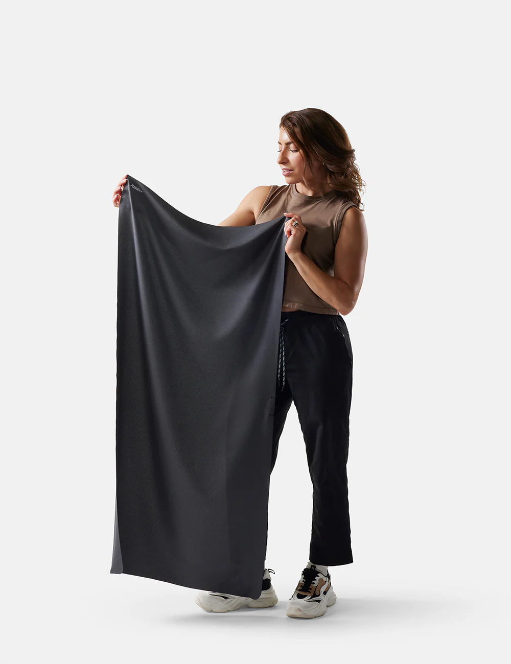 Compacte Matador reishanddoek van nanofiber voor backpacken en bikepacking uitgevouwen